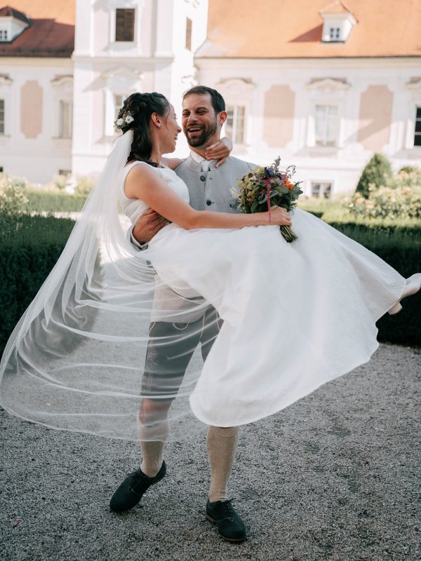 Zwischen Programmpunkten und Nervosität an einem Hochzeitstag hat Zärtlichkeit immer Platz!!💛 WIE & vor allem…