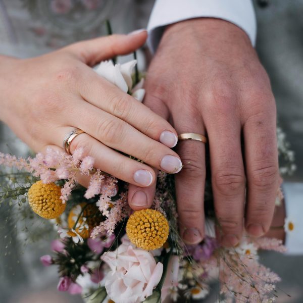 einmal Liebe zum Mitnehmen! 🌷 … ich liebe ja so natürliche Hochzeiten mit „Wiesenblumen-feelings“ 💛…